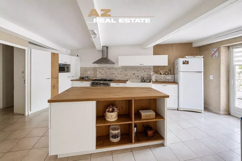PROPRIETE DE CHARME DANS UN VILLAGE MEDIEVAL  610 000 EURO (3)