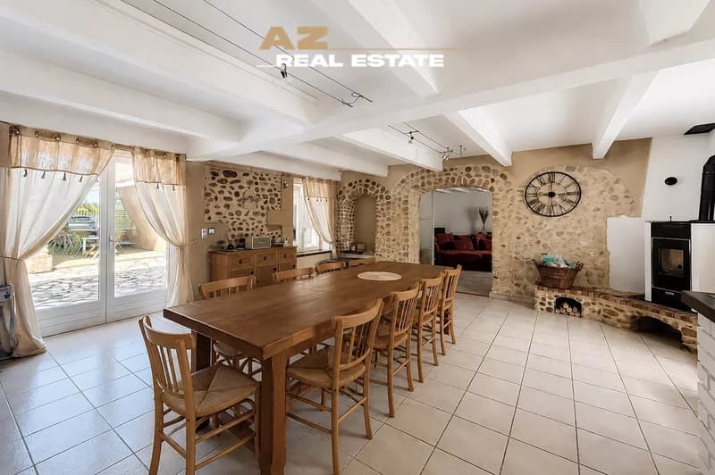 PROPRIETE DE CHARME DANS UN VILLAGE MEDIEVAL  610 000 EURO (4)