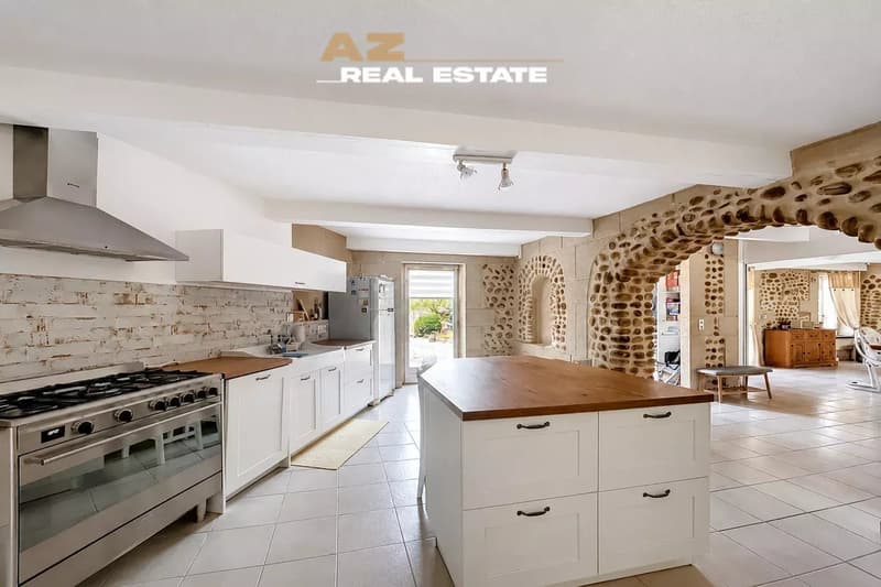 PROPRIETE DE CHARME DANS UN VILLAGE MEDIEVAL  610 000 EURO (2)