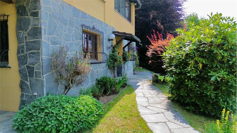 VILLA INDIPENDENTE CON GIARDINO E VISTA APERTA (5)