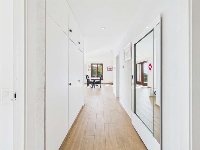 Exclusive Apartment with Lake View and Communal Pool (5)