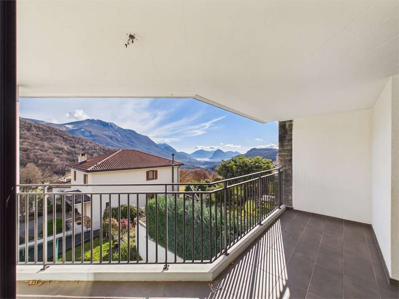 Semi-detached house on 3 floors with garden and ideal space for study or office (13)