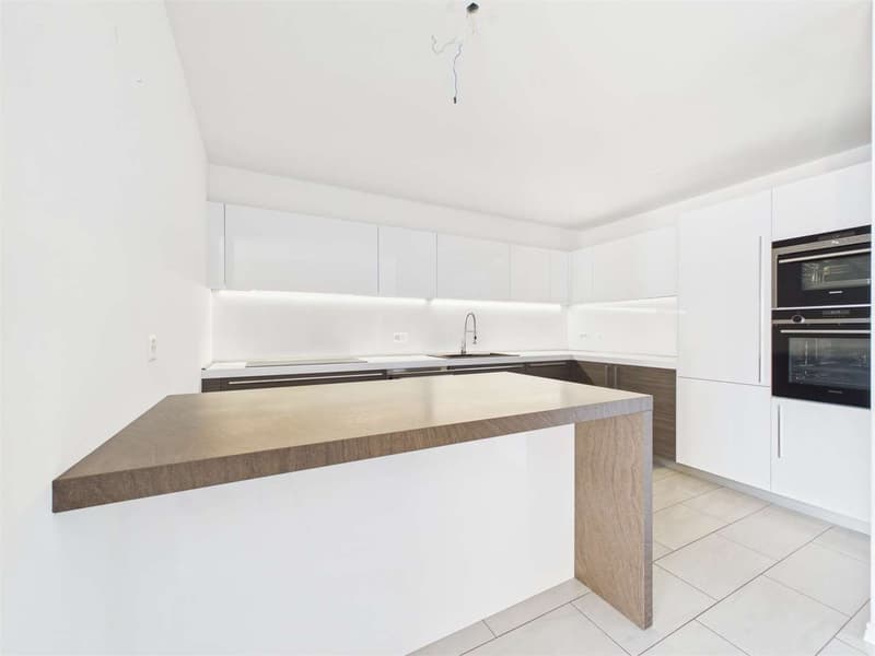 Semi-detached house on 3 floors with garden and ideal space for study or office (10)