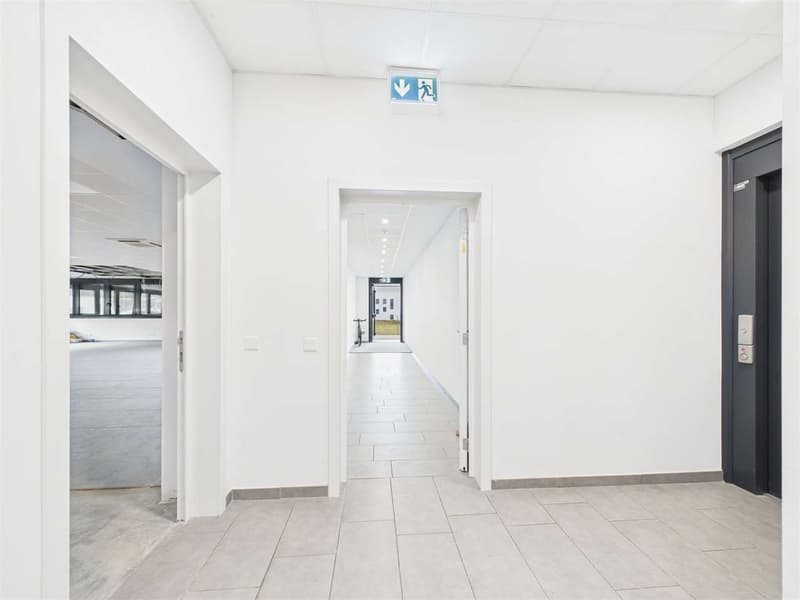 SPAZIO COMMERCIALE CON GRANDE ROOFTOP E 2 POSTI AUTO INCLUSI (8)