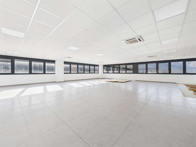 SPAZIO COMMERCIALE CON GRANDE ROOFTOP E 2 POSTI AUTO INCLUSI (9)