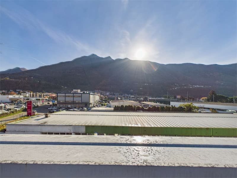 SPAZIO COMMERCIALE CON GRANDE ROOFTOP E 2 POSTI AUTO INCLUSI (4)