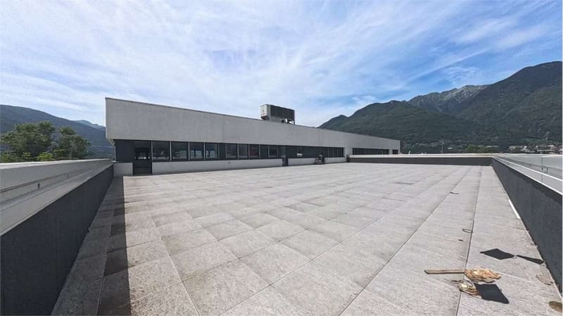 SPAZIO COMMERCIALE CON GRANDE ROOFTOP E 2 POSTI AUTO INCLUSI (1)