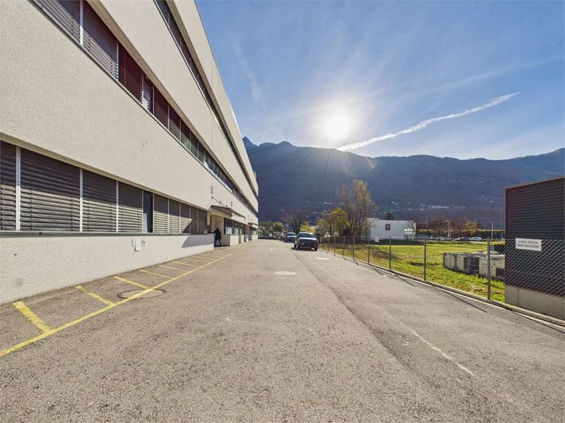 GRANDE SUPERFICIE COMMERCIALE AL PRIMO PIANO (9)