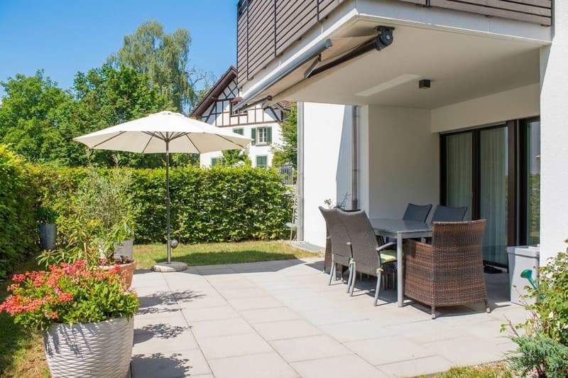 Giovane proprietà residenziale con giardino (1)