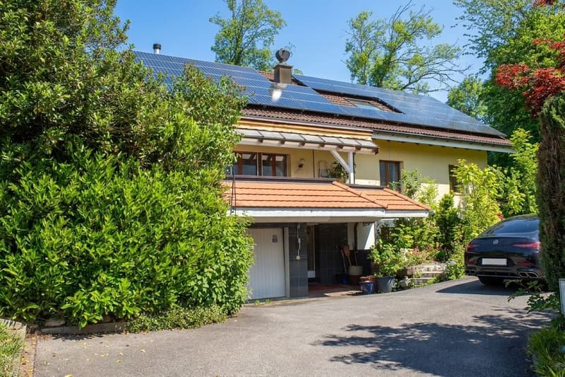 Viel Platz für alle: 8.5-Zimmer, zzgl. Einliegerwohnung und grosses Grundstück (1)
