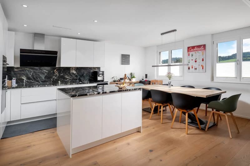 Moderne 5.5-Zimmer-Maisonette mit Balkon in Bäretswil kaufen (1)