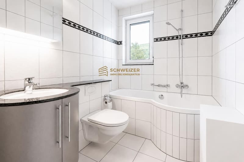 Peaceful living, relaxed life – bright 2.5-room apartment with balcony and garage (3)