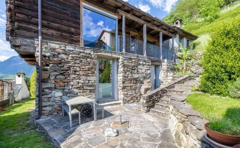Characterful 4-room chalet with a far-reaching view in Malvaglia (1)