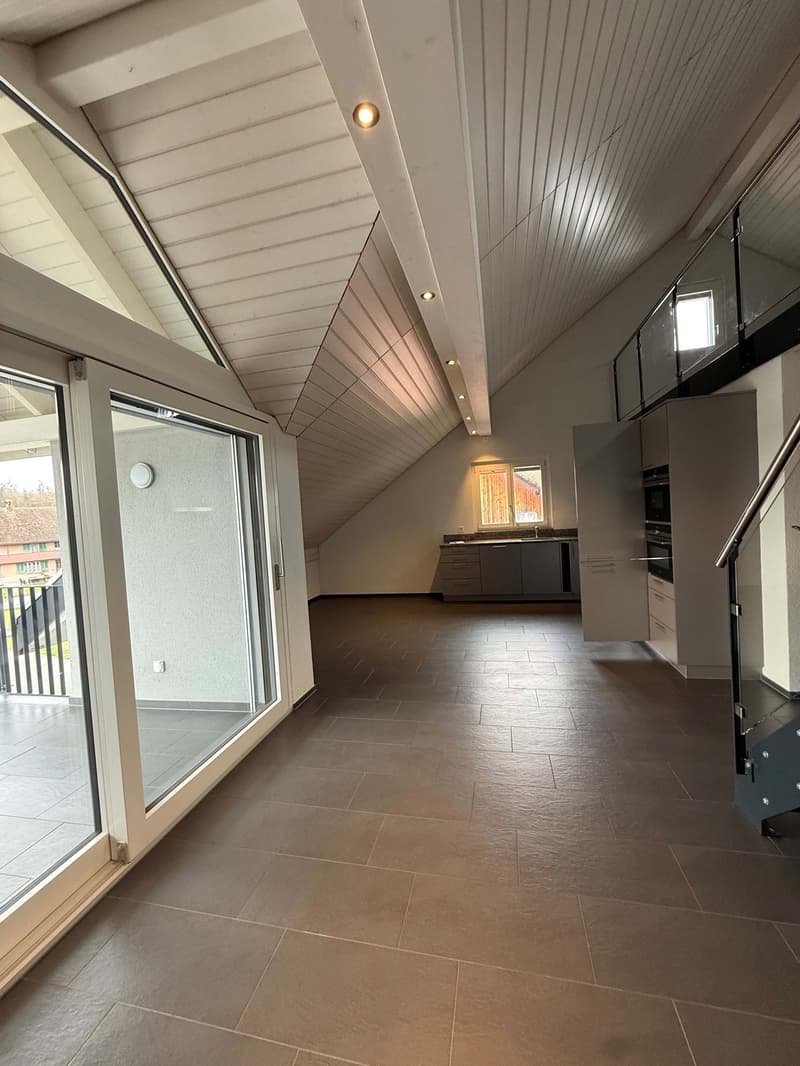 Moderne 2 Zimmer - Dachgeschosswohnung mit Balkon in Leuggern (3)