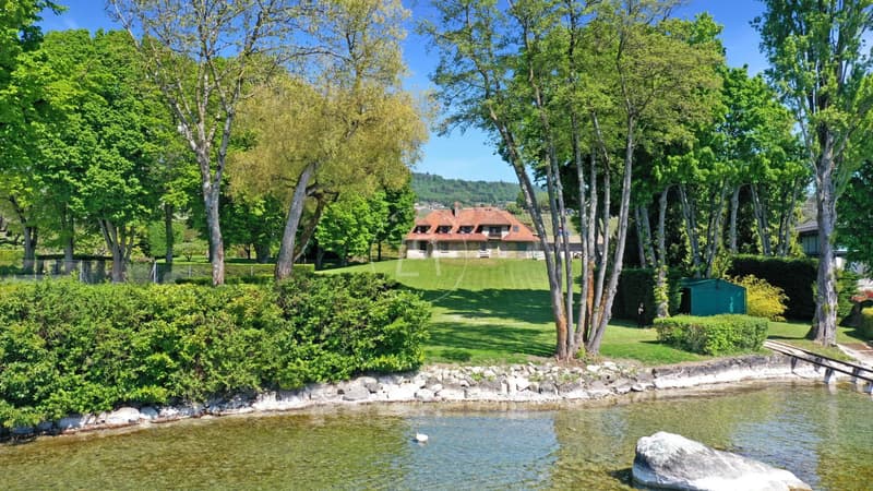 Propriété au bord de l'eau avec garage à bateau, à rénover, La Côte (1)