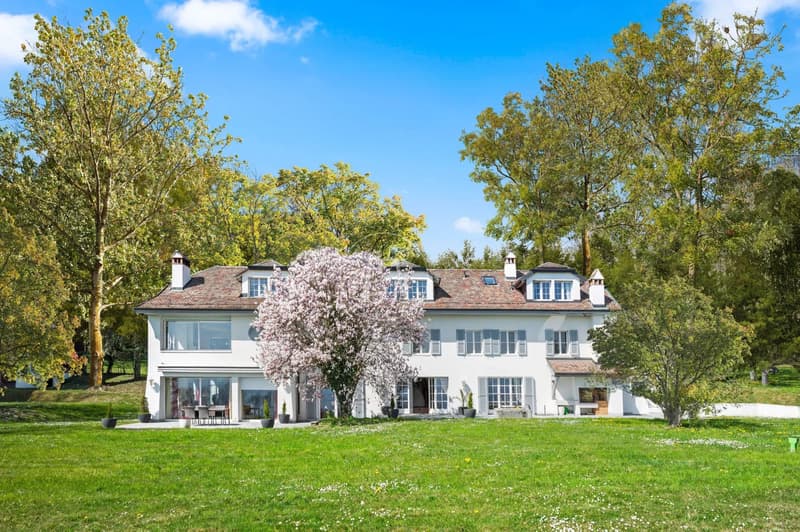 Beautiful family property with tennis and lake view, close to Morges (1)