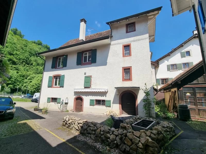 Casa caratteriale a 3 famiglie con potenziale a Hölstein in vendita (1)