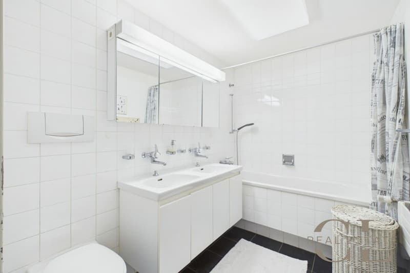 Stilvolles 8-Zimmer-Atriumhaus mit einer Garage und einem Abstellplatz (13)