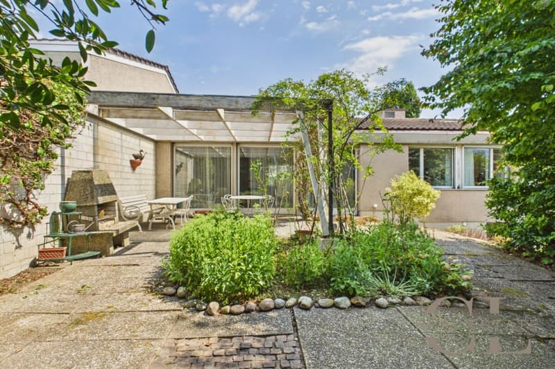 Stilvolles 8-Zimmer-Atriumhaus mit einer Garage und einem Abstellplatz (2)
