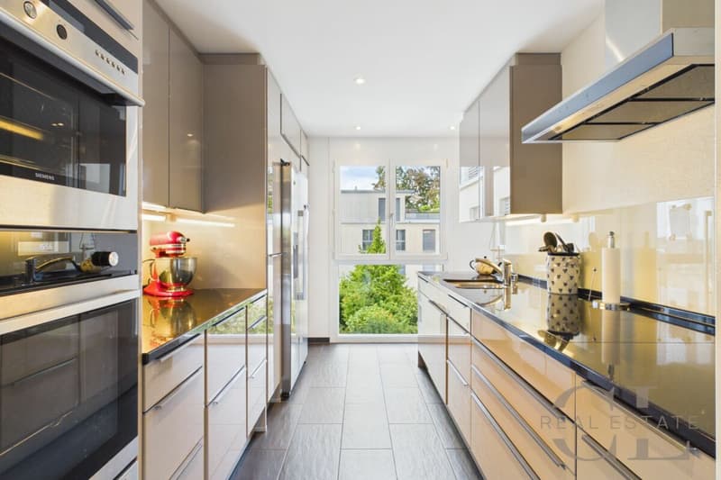 5.5 Zimmer-Wohnung an unverbaubarer Lage mit zwei Einstellplätzen (7)