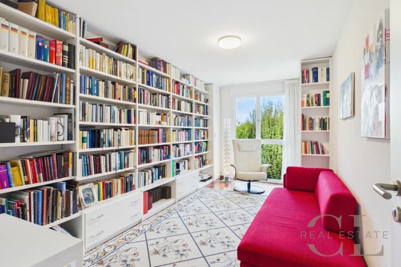 5.5 Zimmer-Wohnung an unverbaubarer Lage mit zwei Einstellplätzen (16)