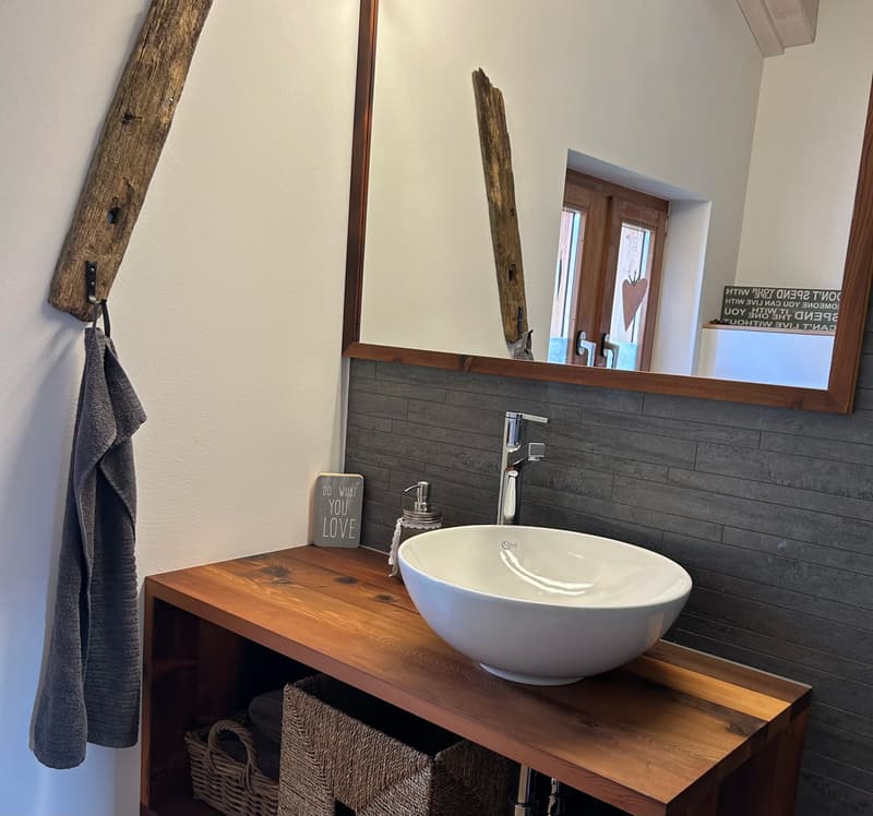 Charmante Dachgeschosswohnung mit Balkon & Abendsonne im idyllischen Goms (9)