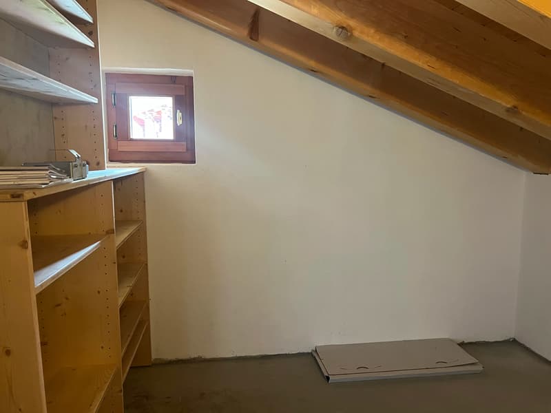 Charmante Dachgeschosswohnung mit Balkon & Abendsonne im idyllischen Goms (12)