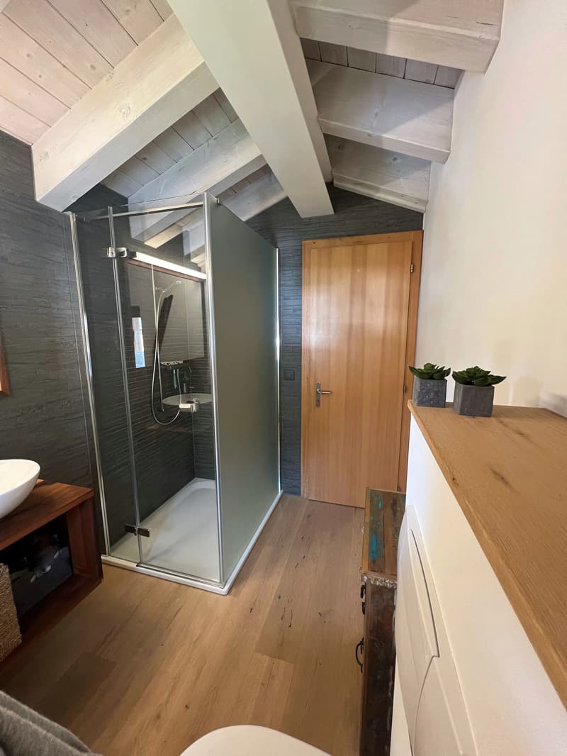 Charmante Dachgeschosswohnung mit Balkon & Abendsonne im idyllischen Goms (10)
