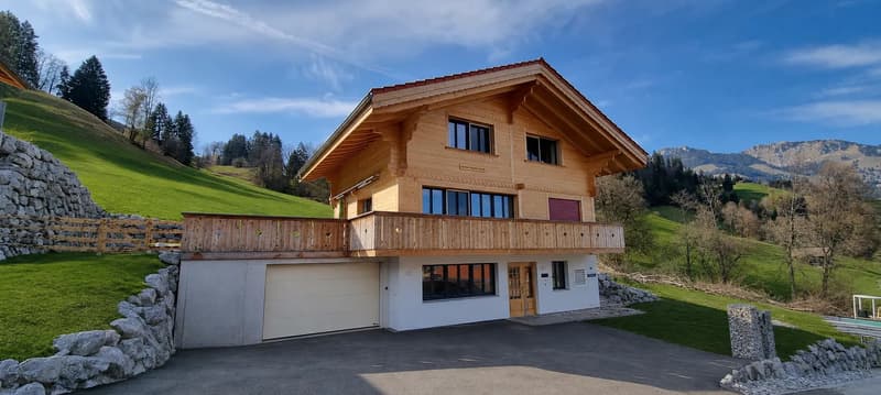 Familienparadies mit großem Umschwung und top Aussicht da, wo andere Ferien machen... (1)