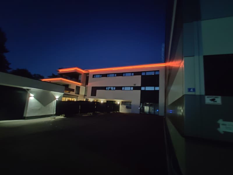 Nachtansicht mit interessanter LED Beleuchtung