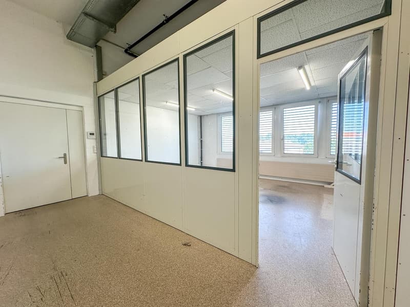 Vielseitige Gewerbefläche mit Lager & Büro in Reinach/BL mieten (2)