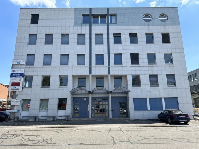 Vielseitige Gewerbefläche mit Lager & Büro in Reinach/BL mieten (3)