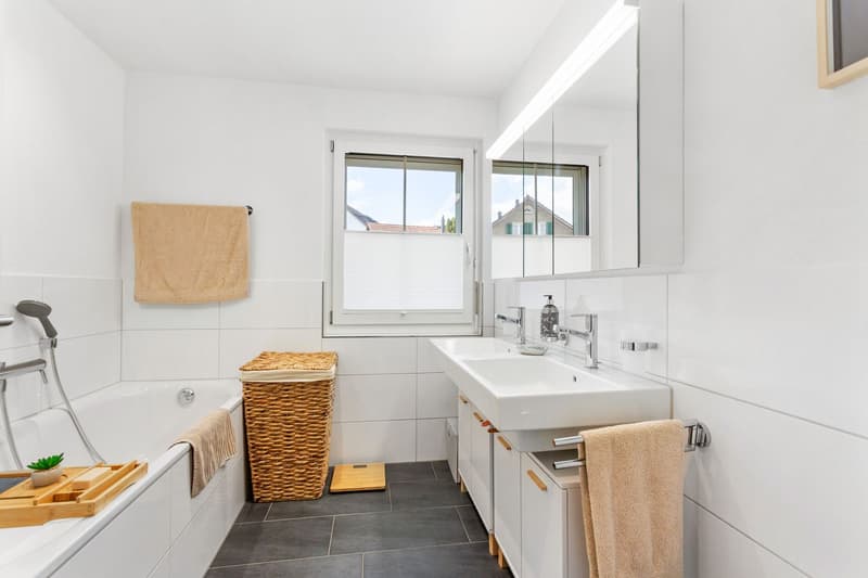 Tageslichtbad mit Badewanne, Doppel-Lavabo, WC und  Waschturm (WA/TU)