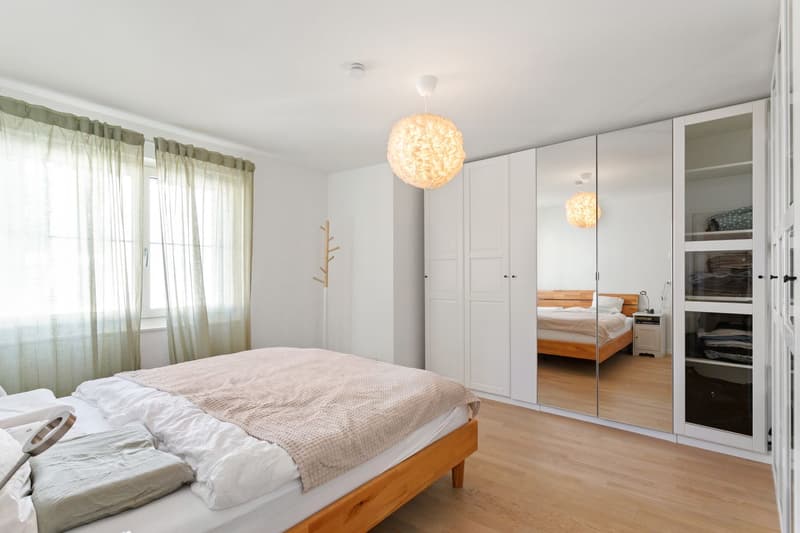 Grosses Zimmer ca. 16 m² mit hochwertigem Parkett