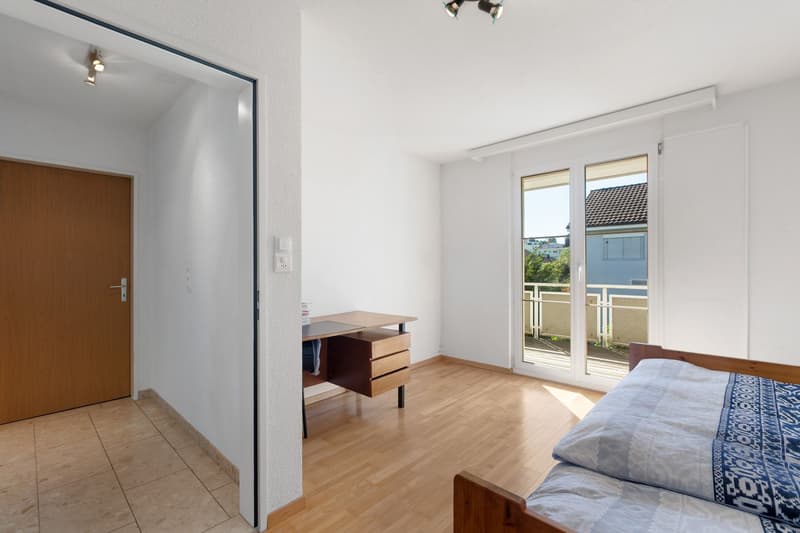 Weiteres Zimmer im Obergeschoss, ebenso mit Ausgang zum Balkon