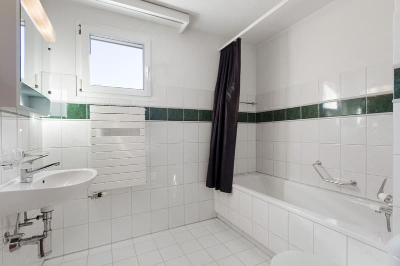 Tageslichtbad im Obergeschoss mit Badewanne, Lavabo und WC
