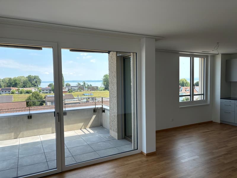 Wohnzimmer mit Balkon