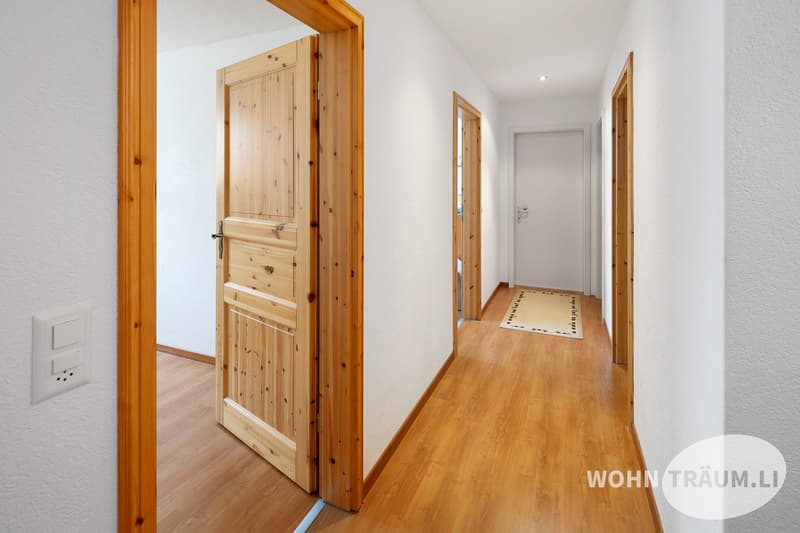 Dans le quartier résidentiel idylliquement situé de Mahren-Lostorf se trouve cette spacieuse maison unifamiliale de 7½ pièces. (3)