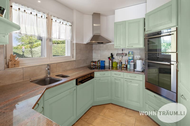Dans le quartier résidentiel idylliquement situé de Mahren-Lostorf se trouve cette spacieuse maison unifamiliale de 7½ pièces. (11)