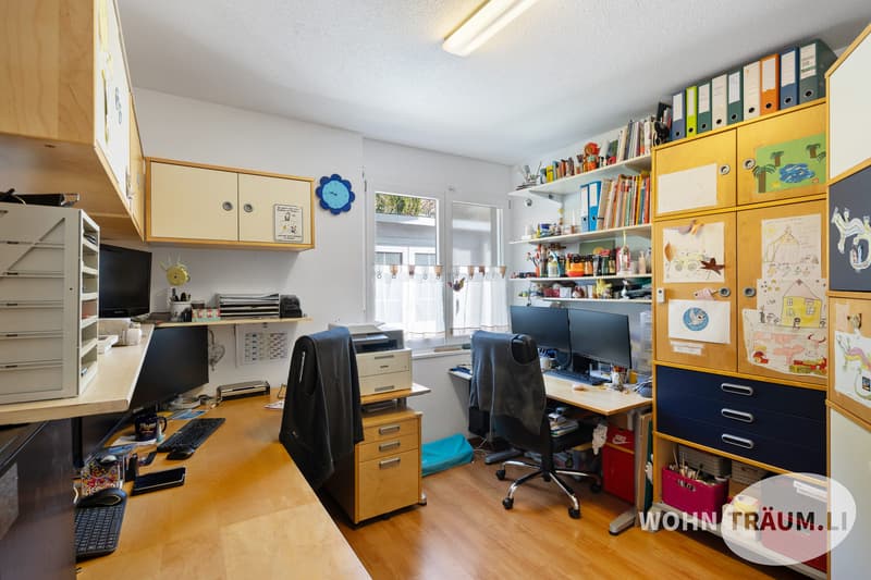 Dans le quartier résidentiel idylliquement situé de Mahren-Lostorf se trouve cette spacieuse maison unifamiliale de 7½ pièces. (7)