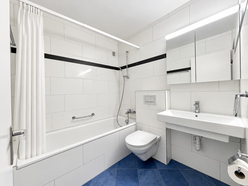 Helles Badezimmer mit freigelegter Badewanne-2