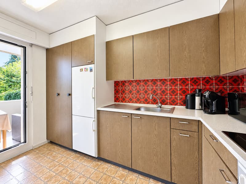 Helle Küche mit Holzfronten und roter Fliesenrückwand-3