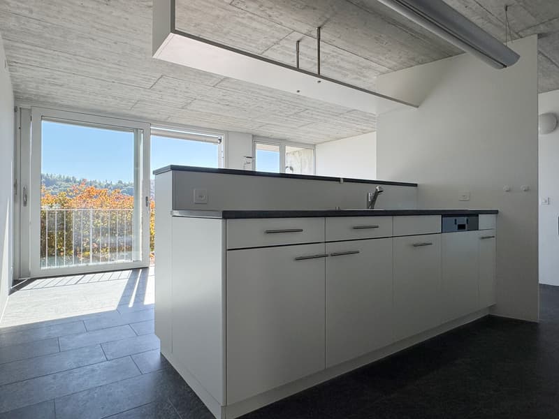 2. OG Küche mit Blick zu Essen und Fensterfront