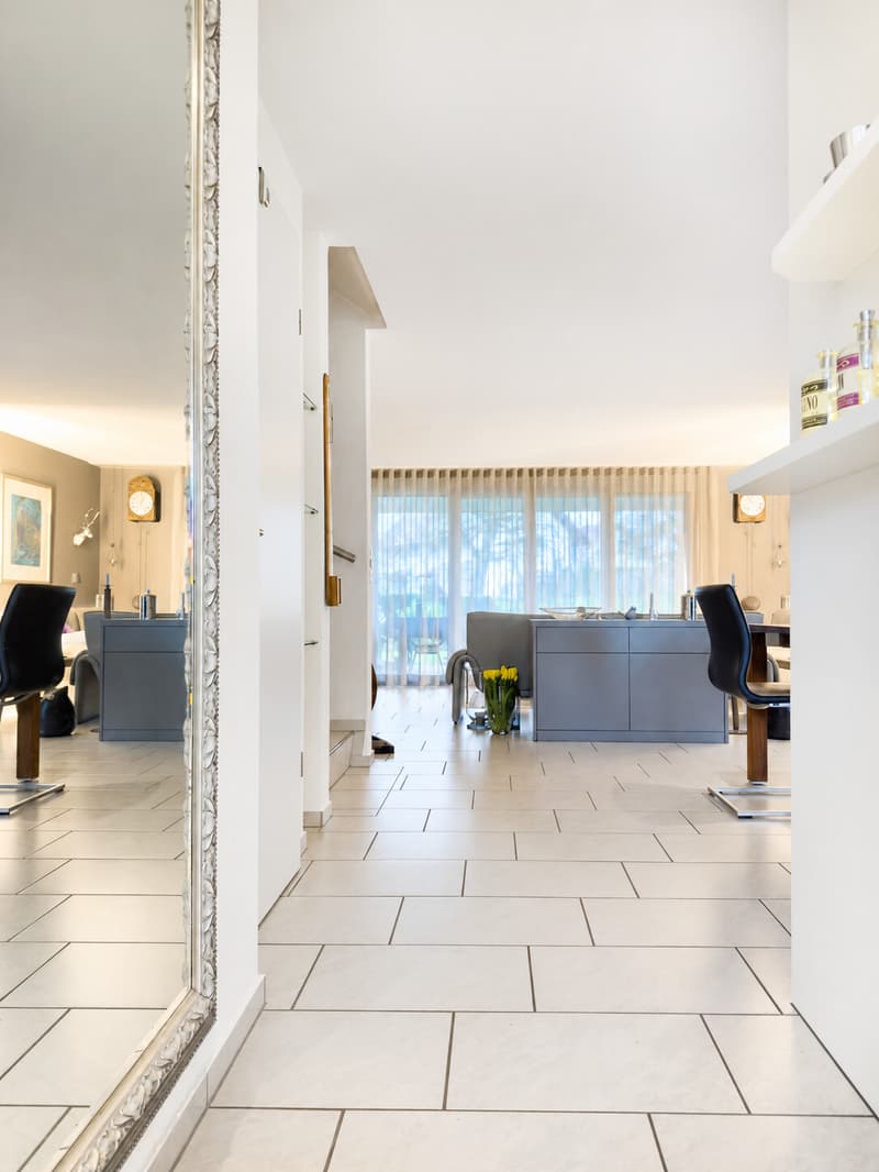 05_Eingangsbereich Blick in Wohnzimmer_KI