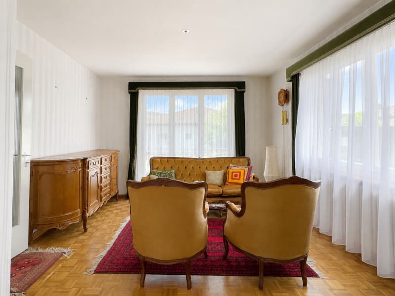 09_Wohnzimmer Sofa und Stühle