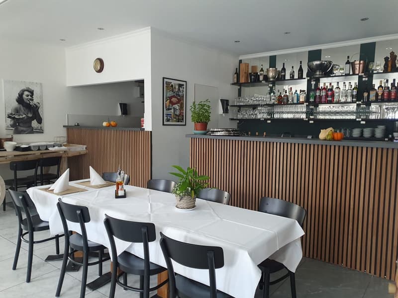 Restaurant mit zwei Terrassen und grossem Parkplatz – Region Biel–Grenchen (2)