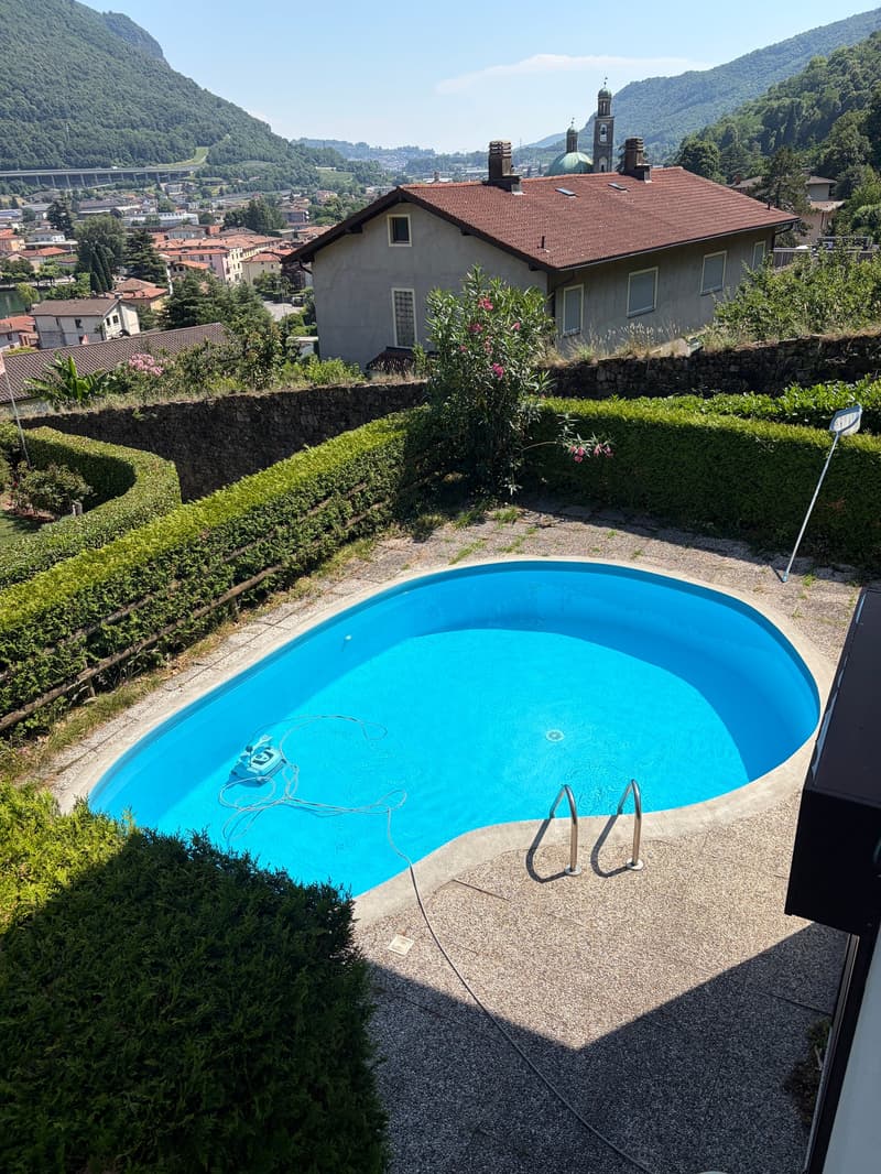 Einzigartige Einfamilienvilla mit Pool, Doppelgarage und Seeblick (2)