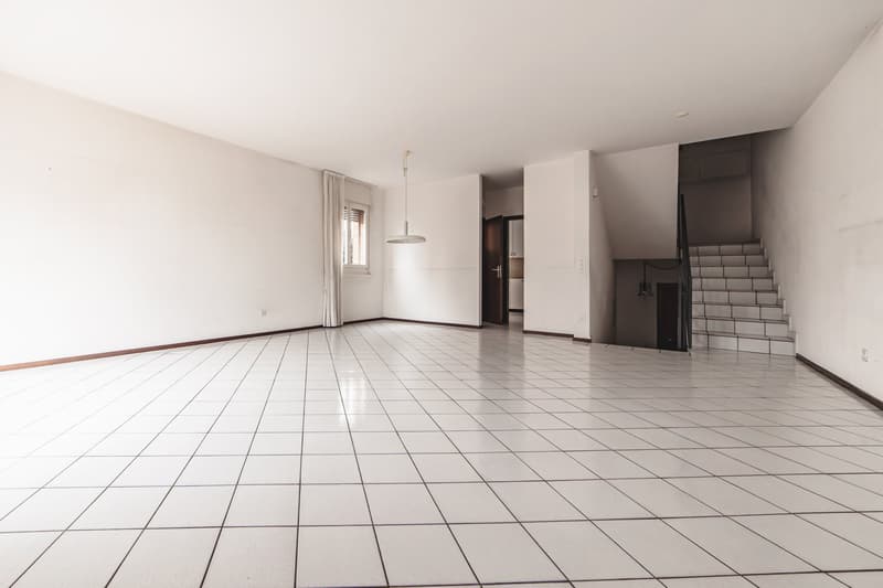 Charming Semi-Detached House with 5.5 Rooms in Chiasso – Available Immediately! (2)
