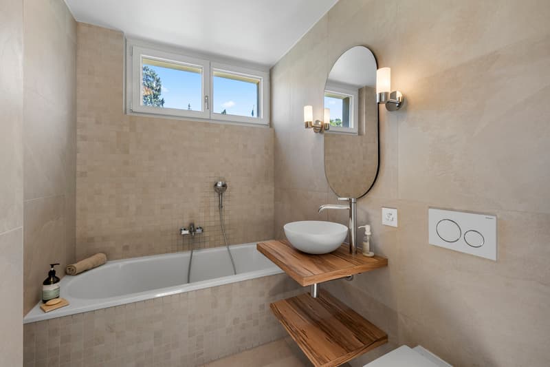 Salle de bains / a bathroom with a toilet, tub, sink, mirror and shower