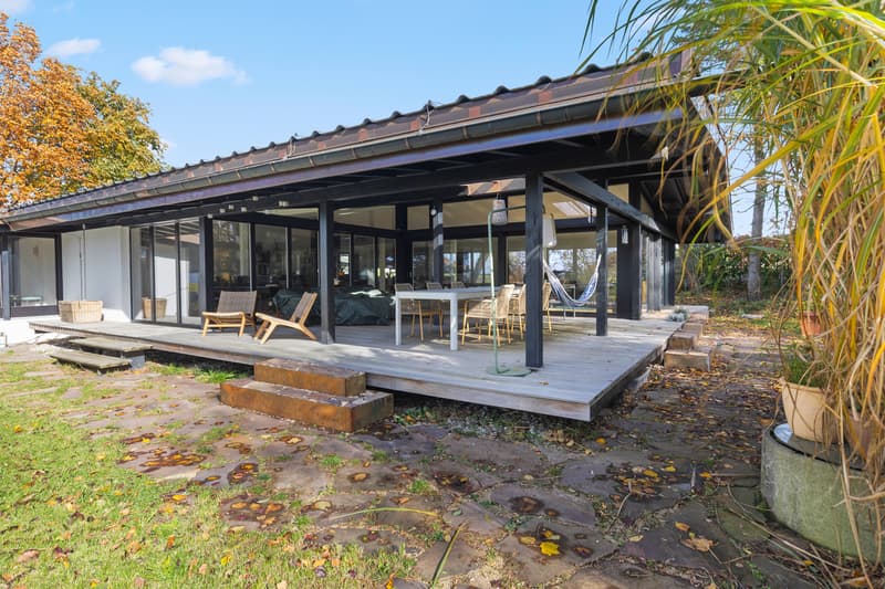 Villa avec baies vitrées offrant une vue paisible